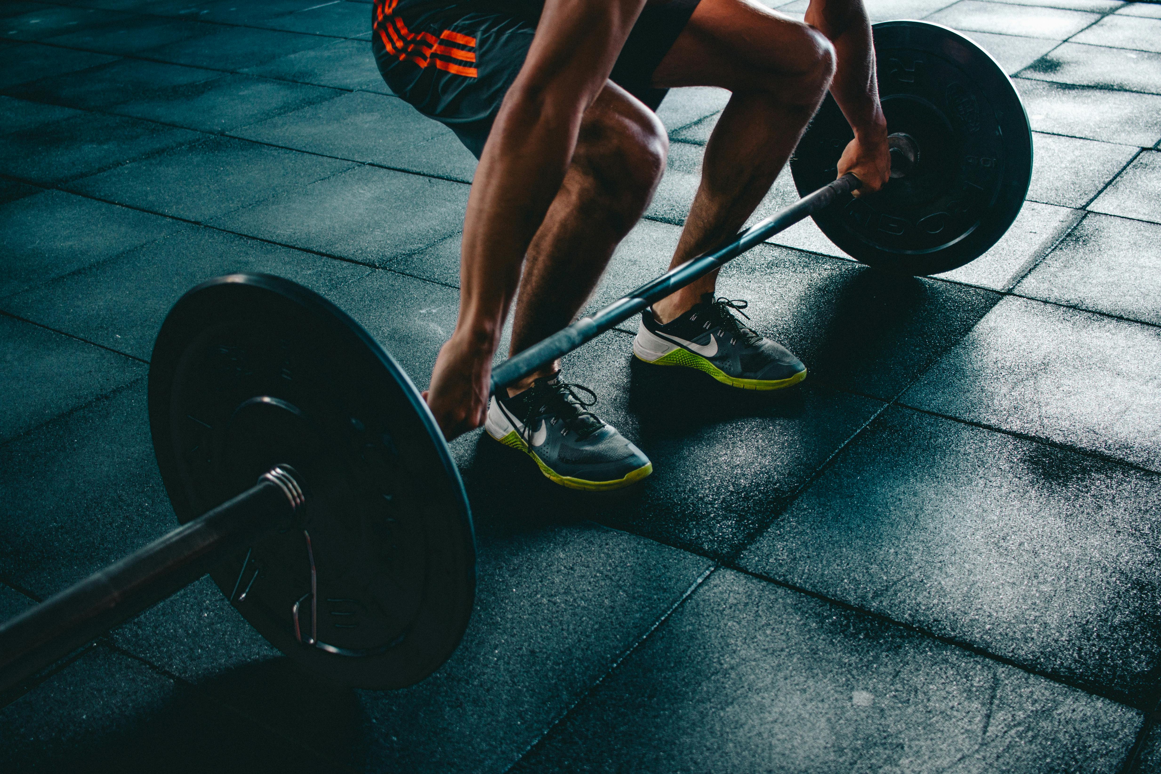 Man lifting weights | Source: Pexels
