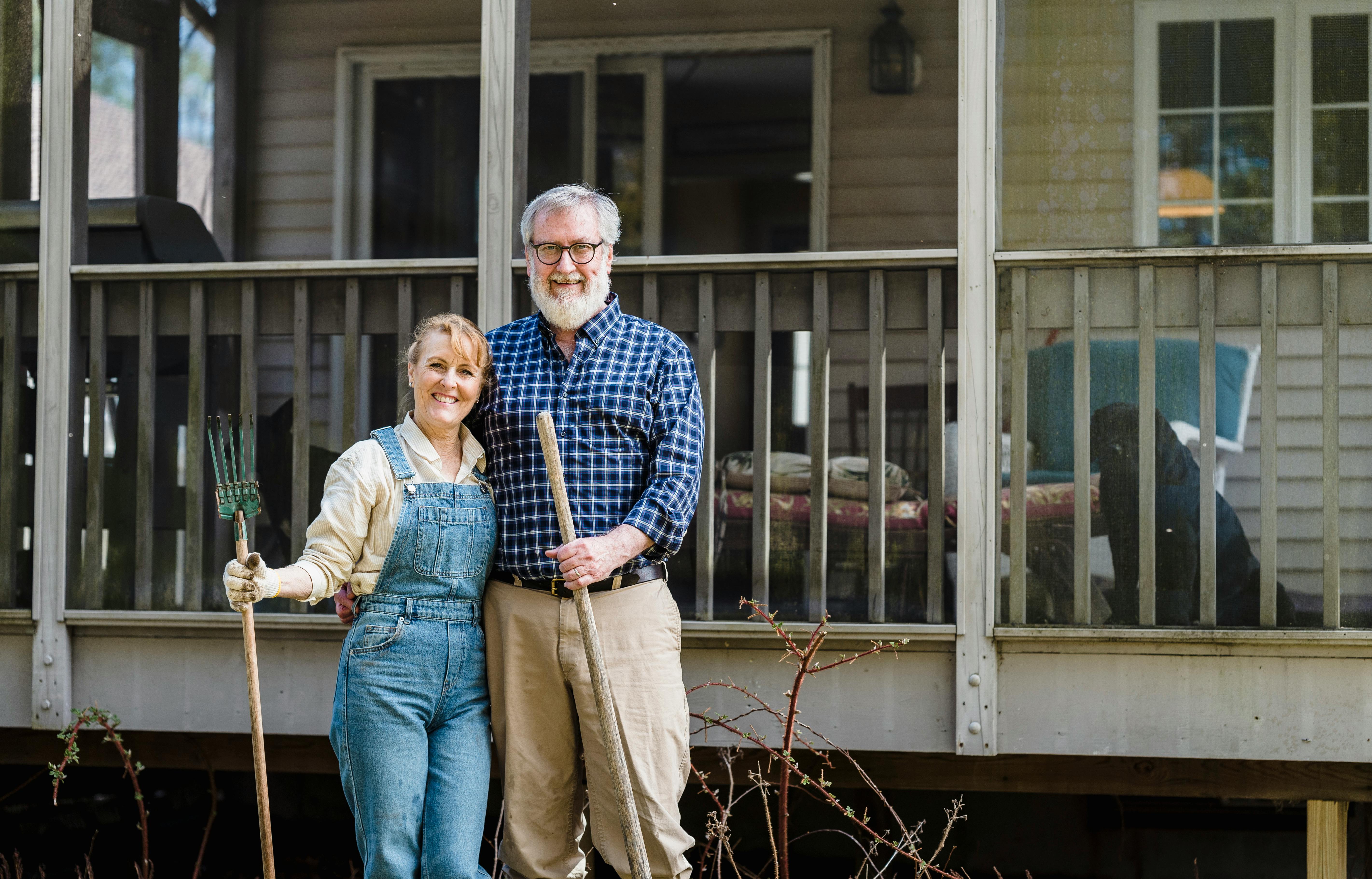 Elderly couple smiling | Source: Pexels