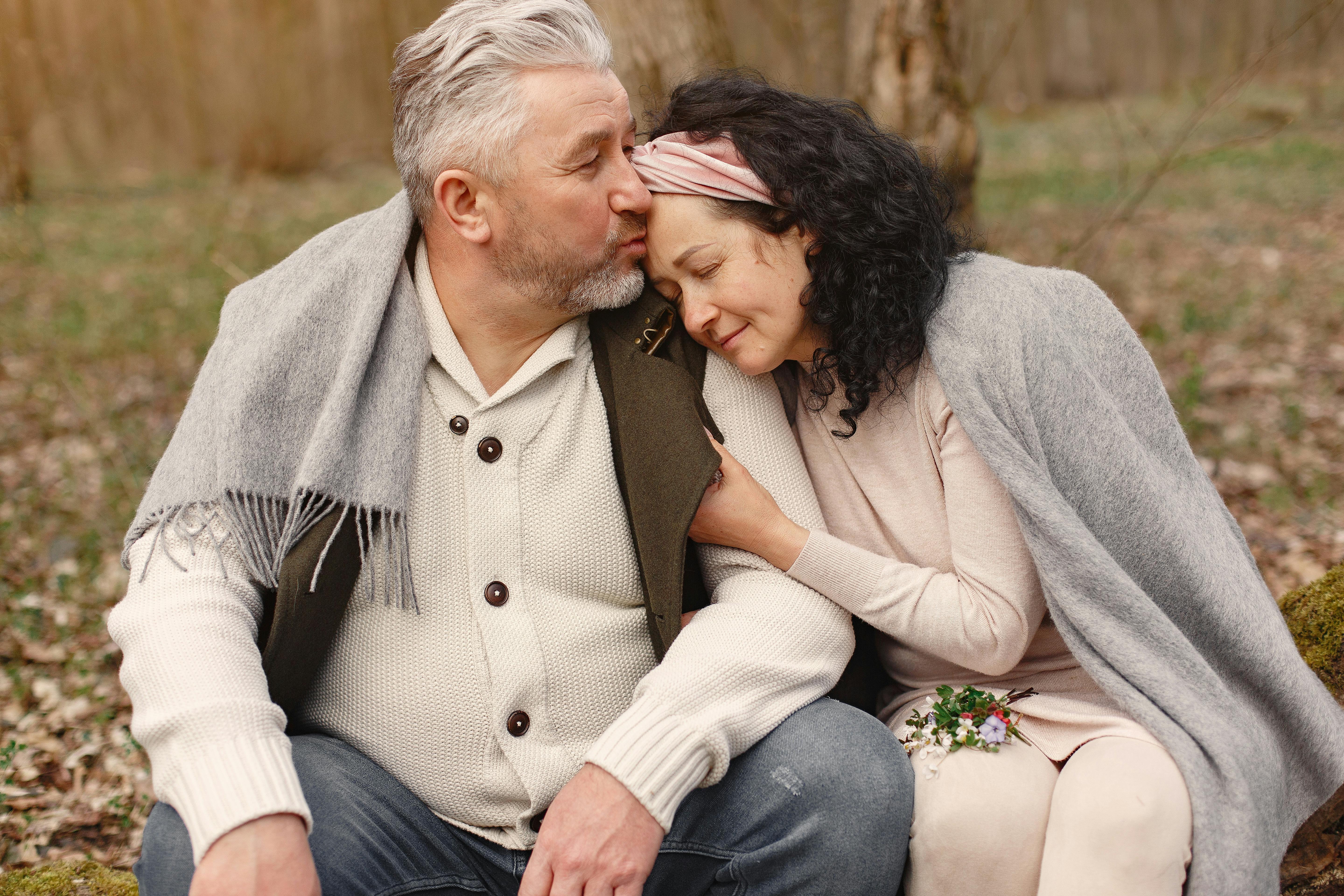 A man kissing his wife | Source: Pexels
