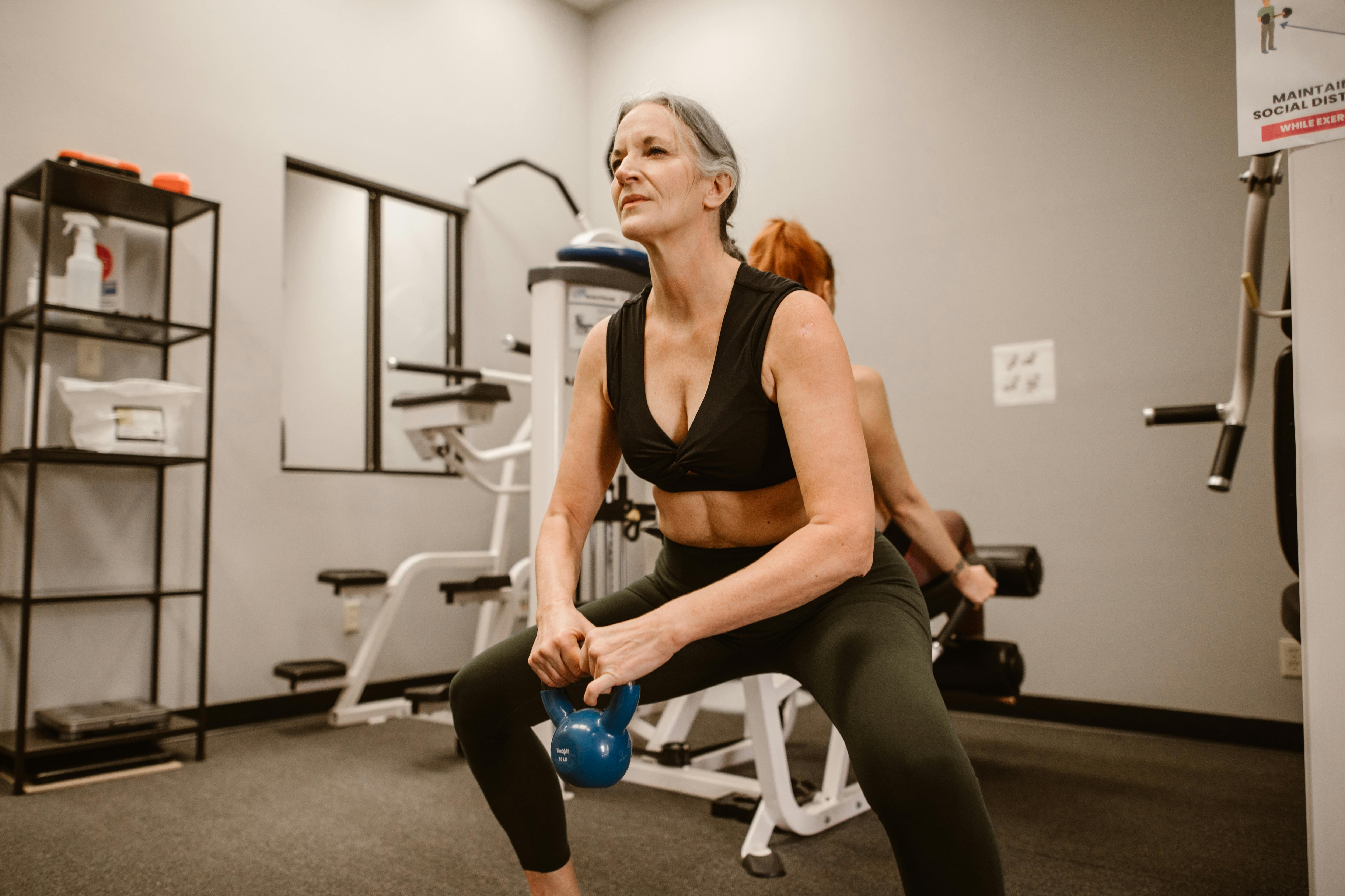 Woman doing a squat | Source: Pexels