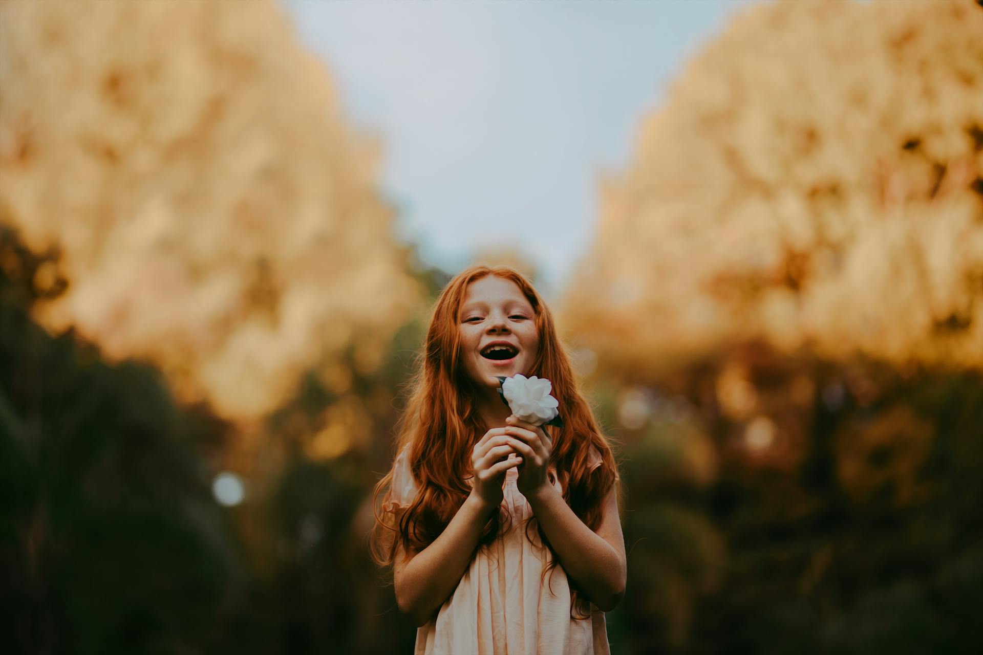 A girl holding a flower | Source: Pexels