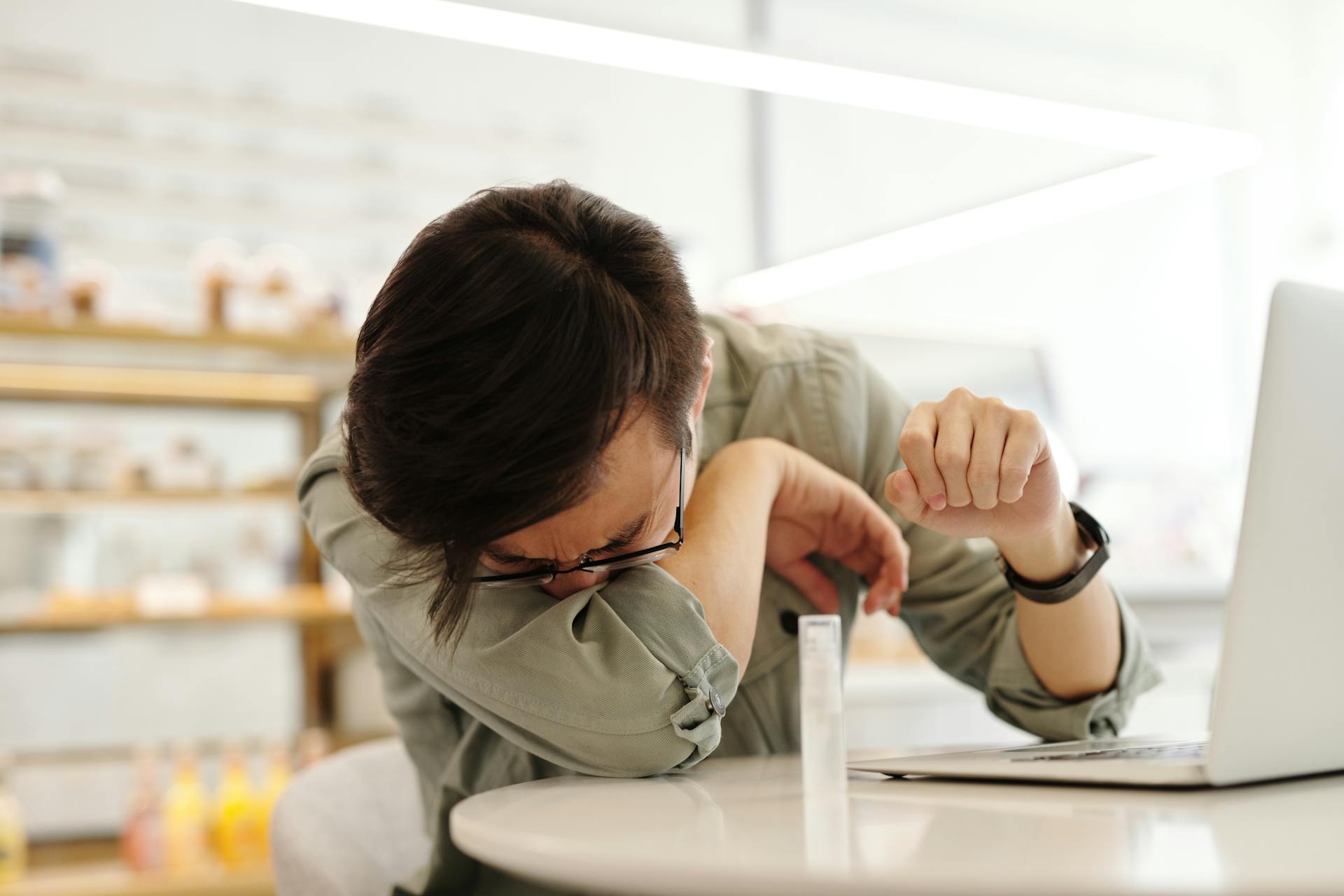 Man sneezing | Source: Pexels