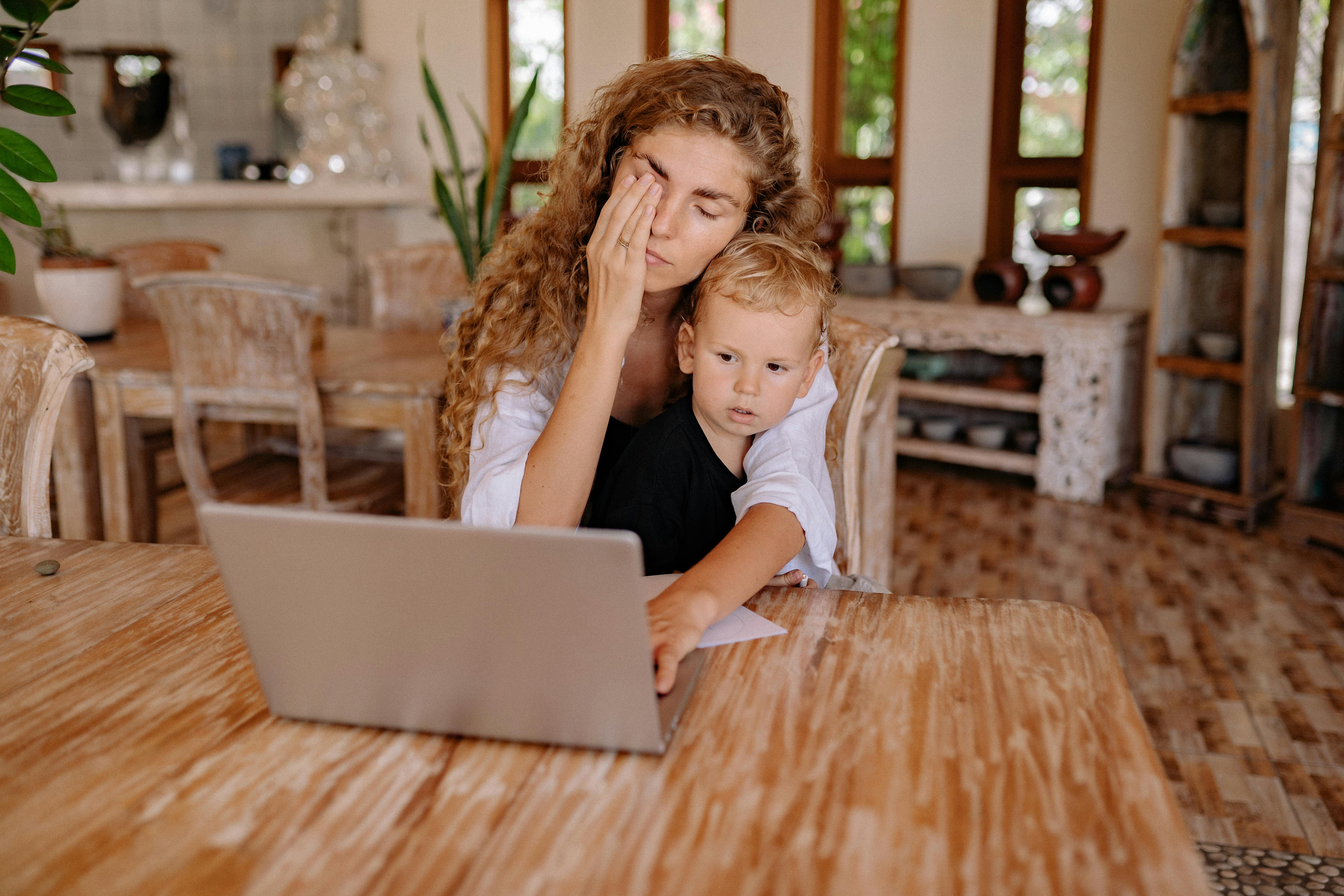 Tired woman using a laptop | Source: Pexels