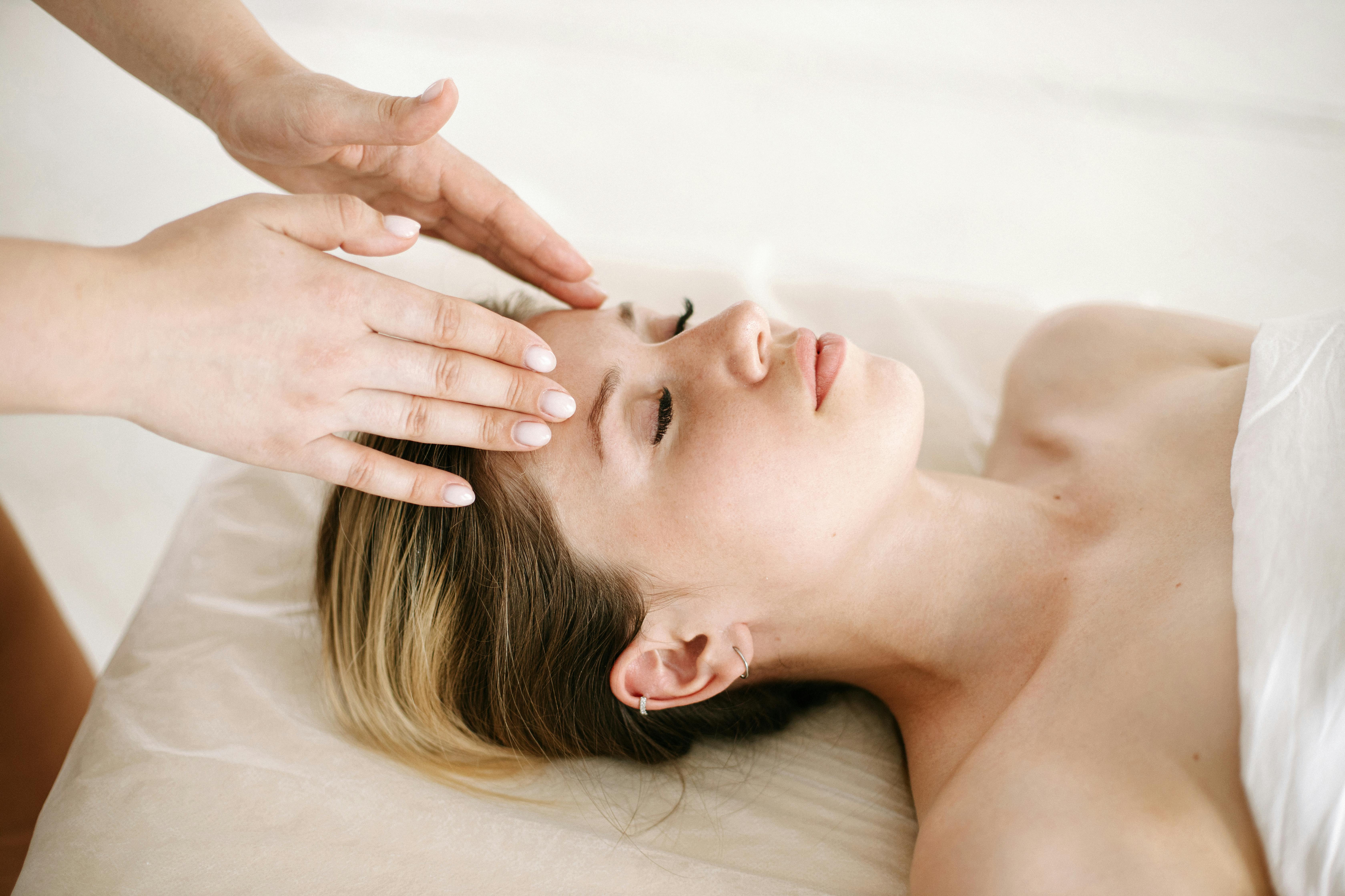 A woman lies peacefully with her eyes closed | Source: Pexels