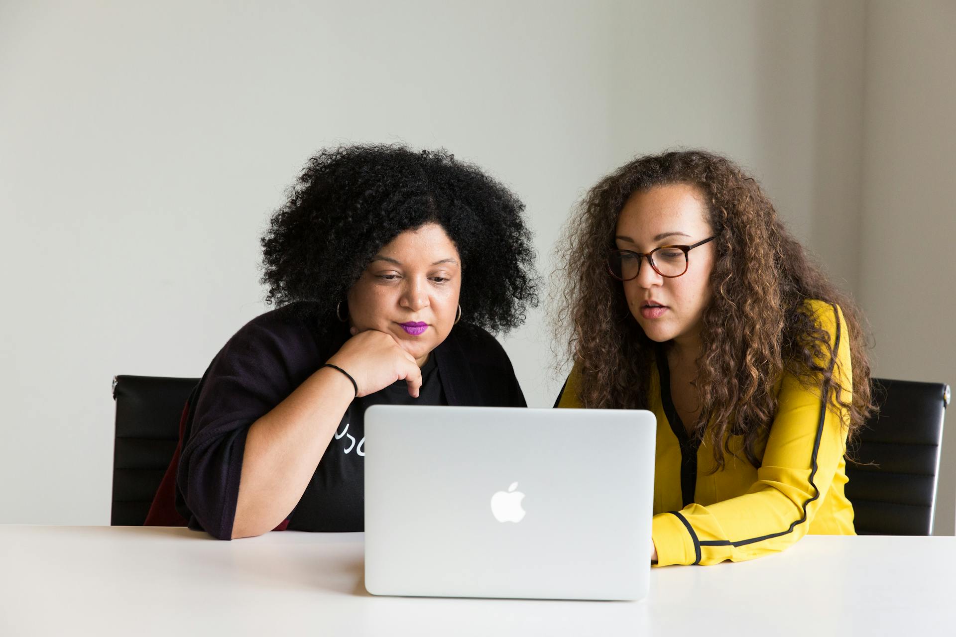 Two colleagues working together | Source: Pexels