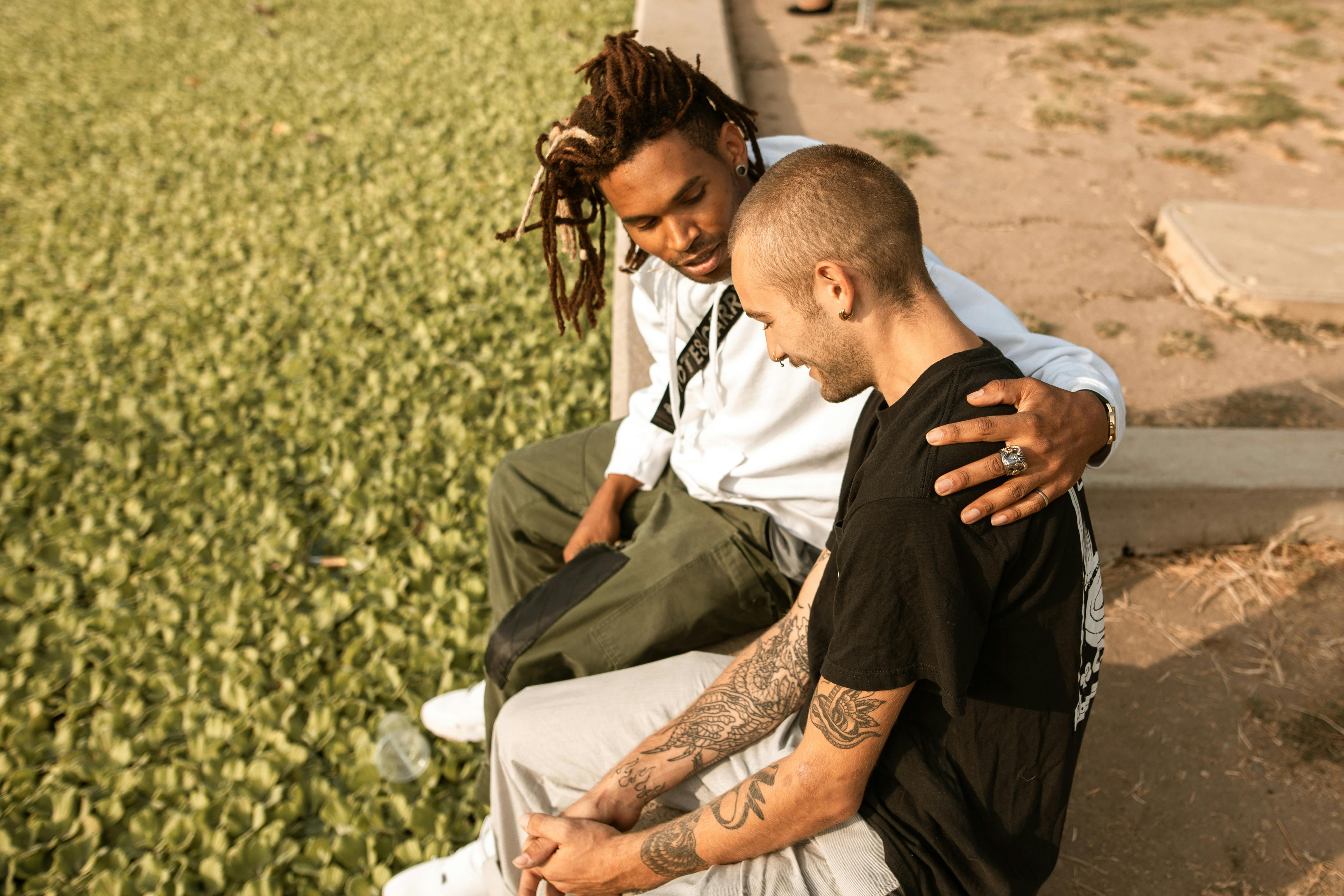 A man supporting his friend | Source: Pexels