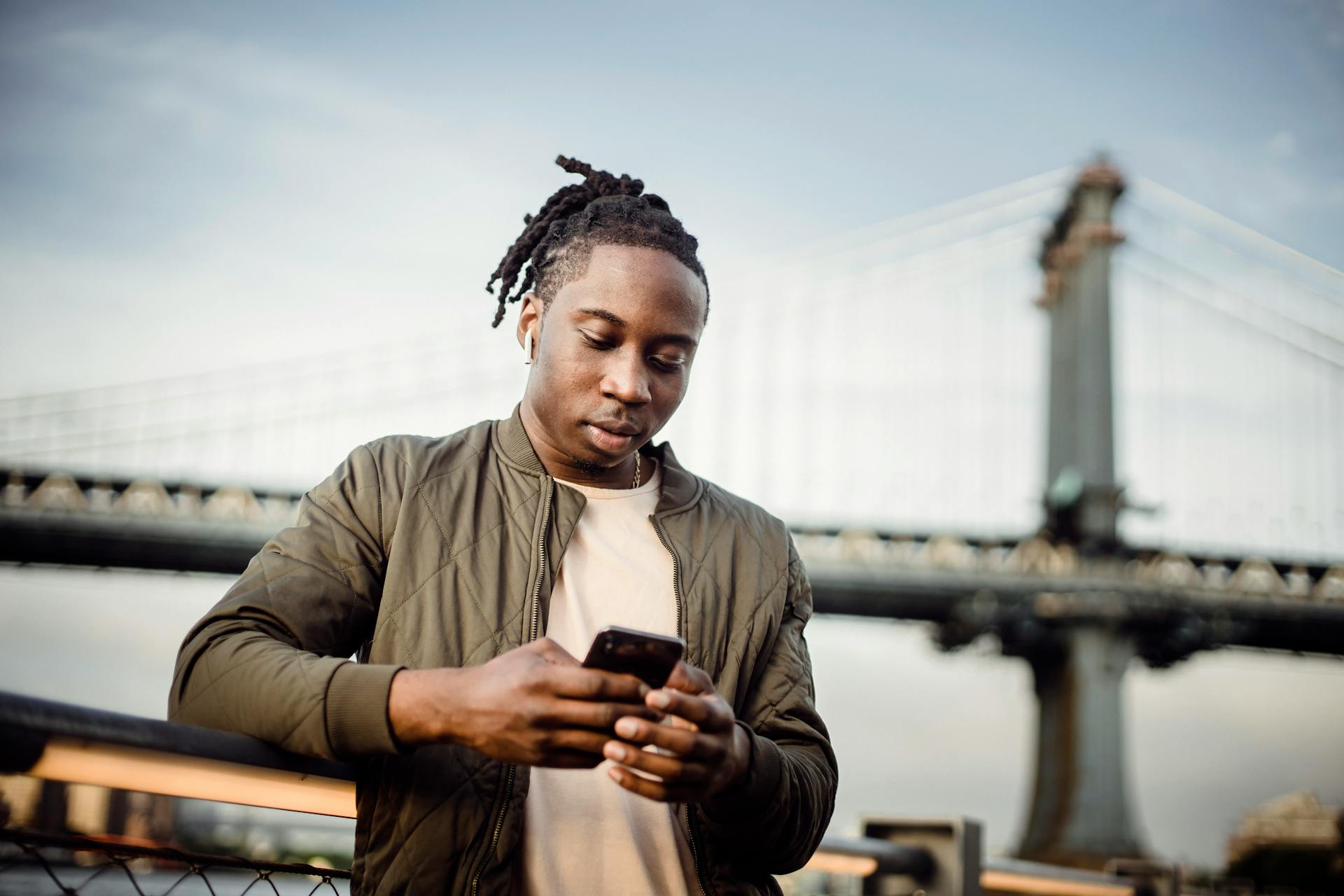Man doom scrolling | Source: Pexels