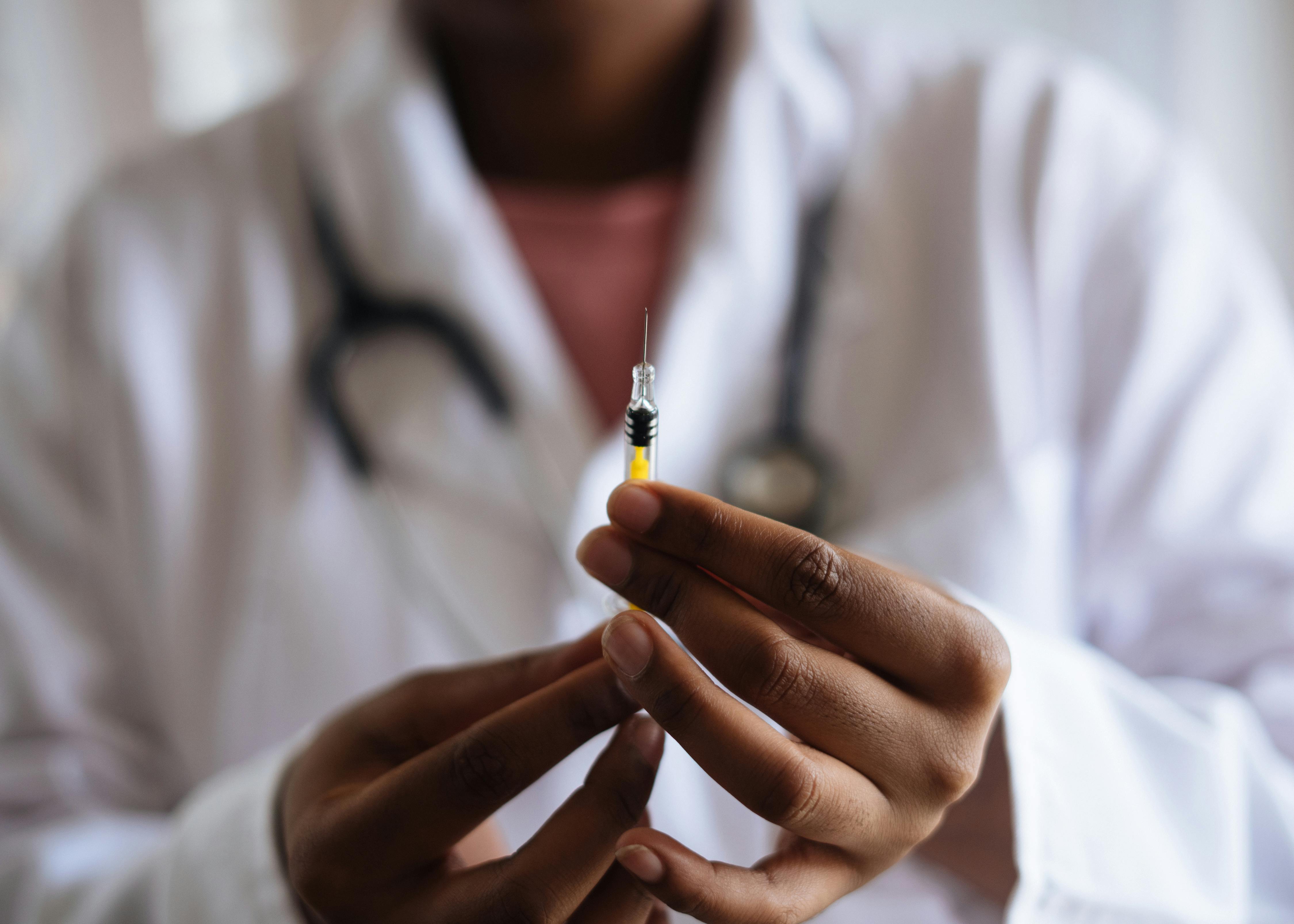 Person holding a syringe | Source: Pexels