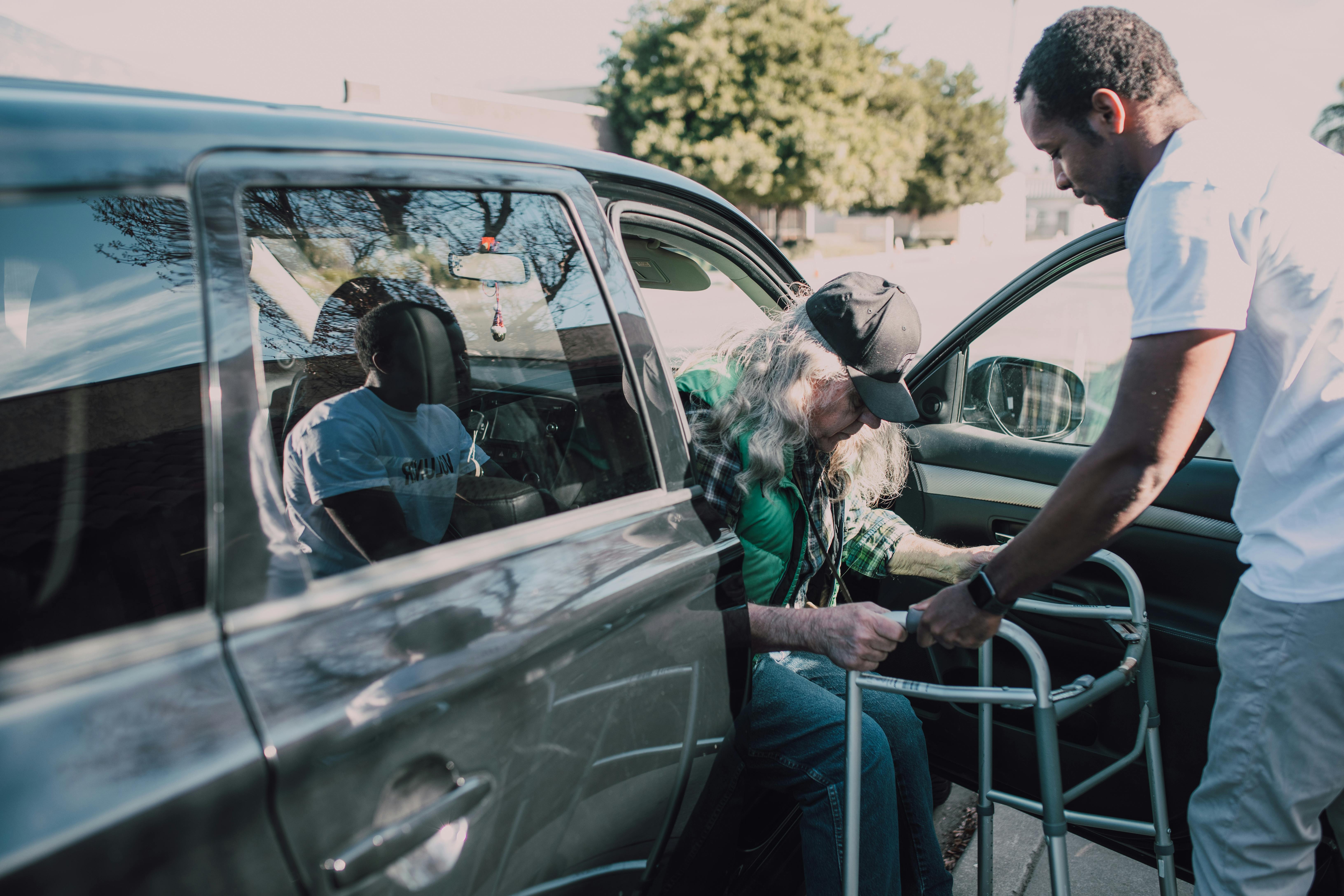 Man helping another person | Source: Pexels