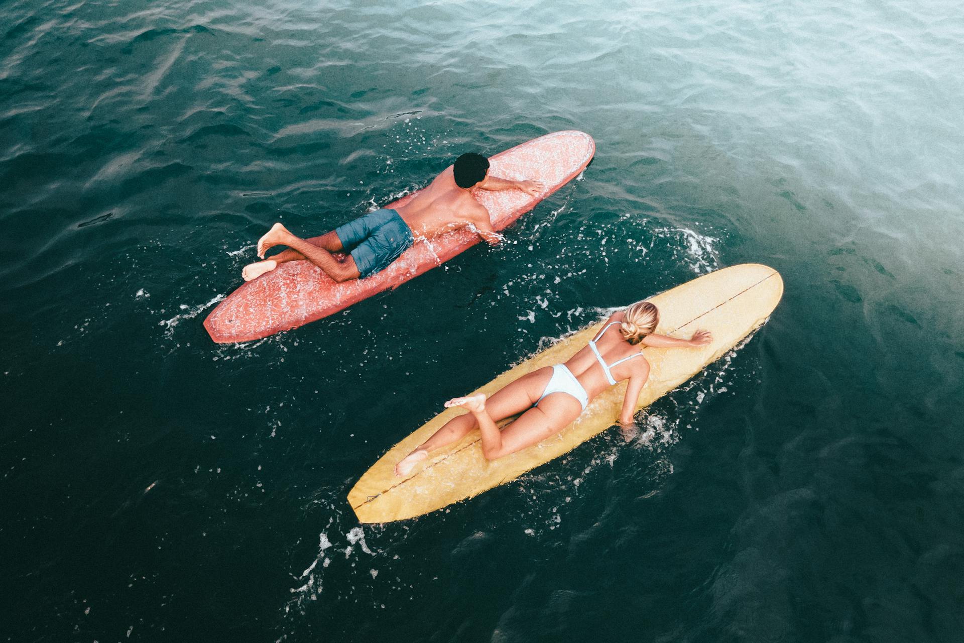Man and woman surfing | Source: Pexels