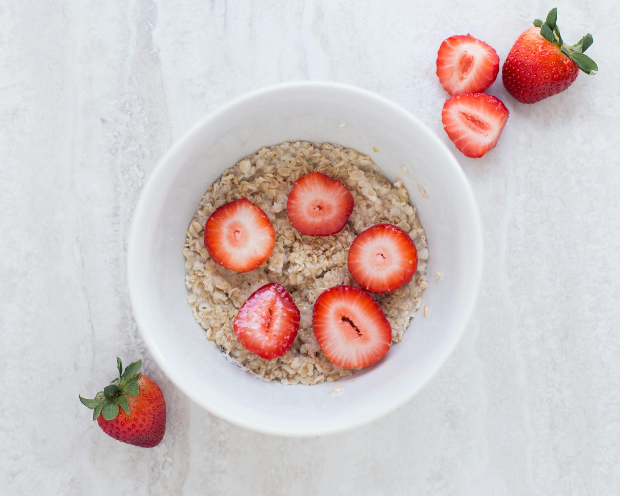 Bowl of oatmeal and strawberry | Source: Pexels
