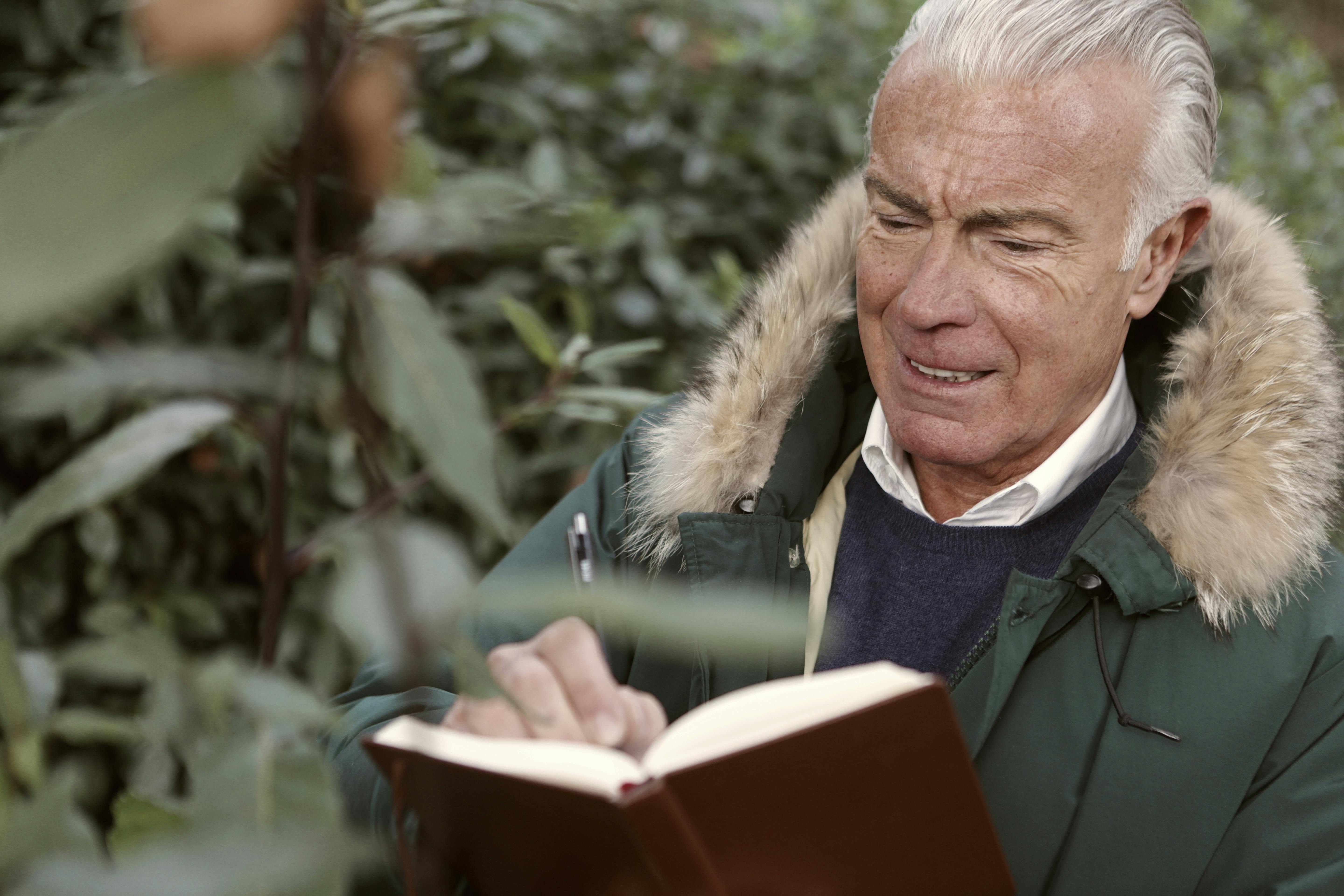 Man taking notes | Source: Pexels