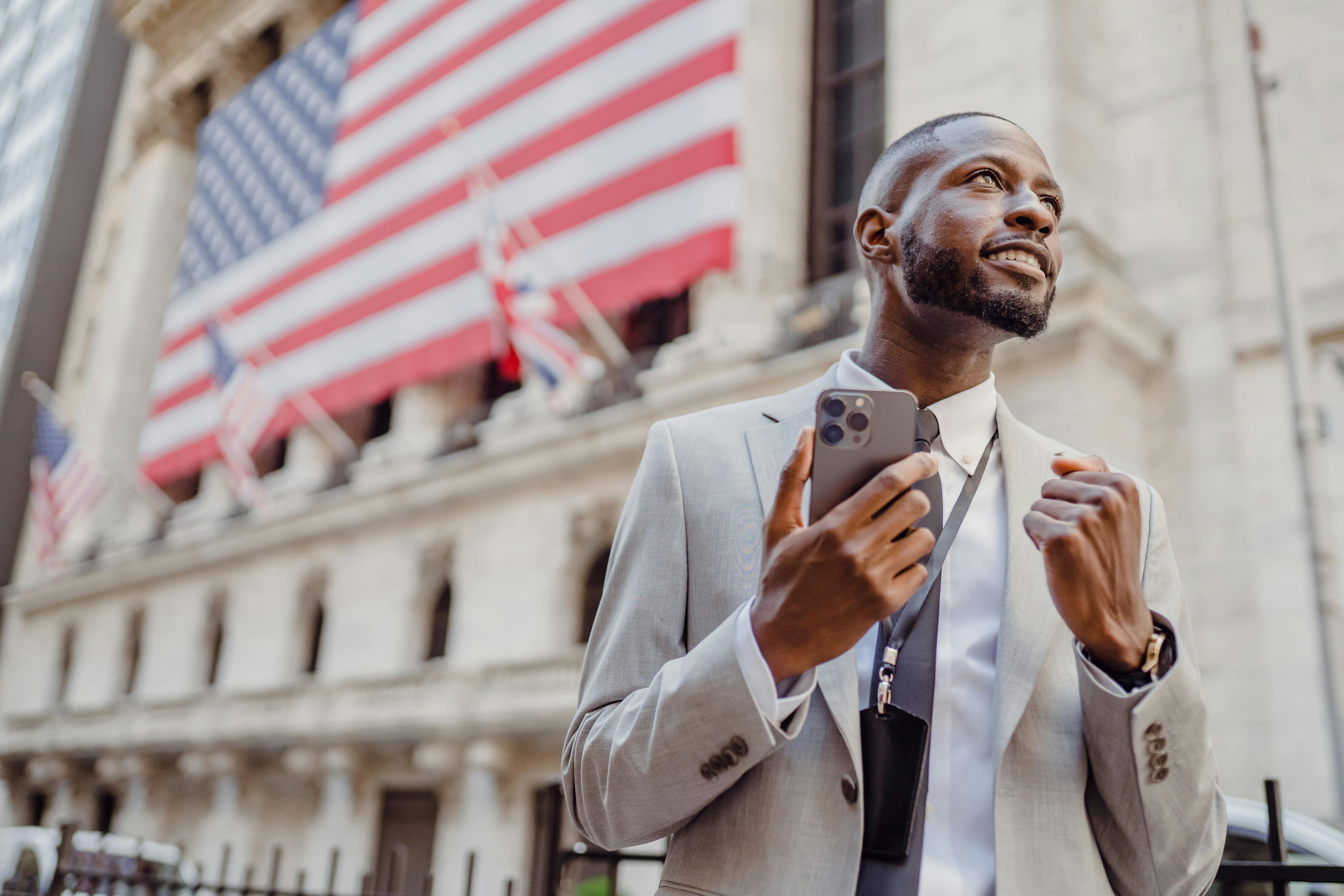 Man using his smartphone | Source: Pexels