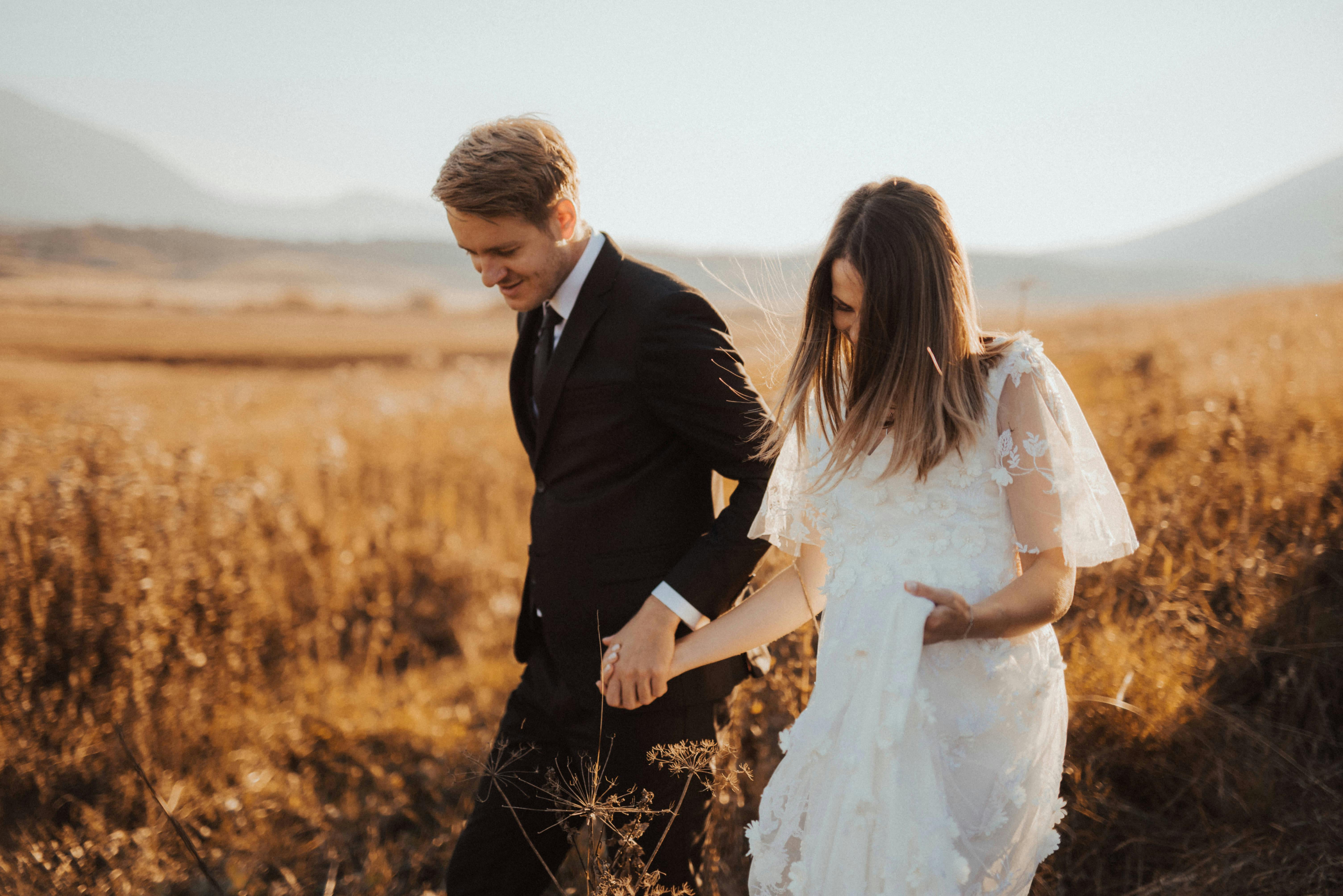 A couple holding hands | Source: Pexels