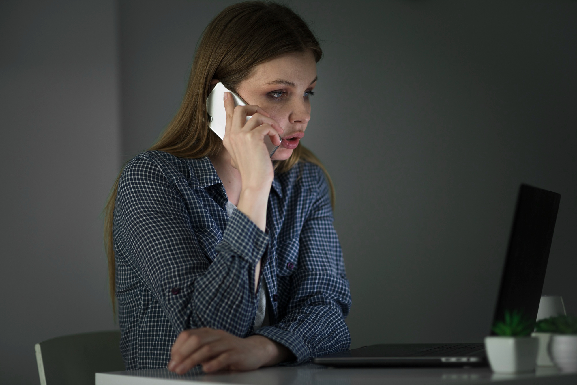 Woman talking on the phone | Source: Freepik