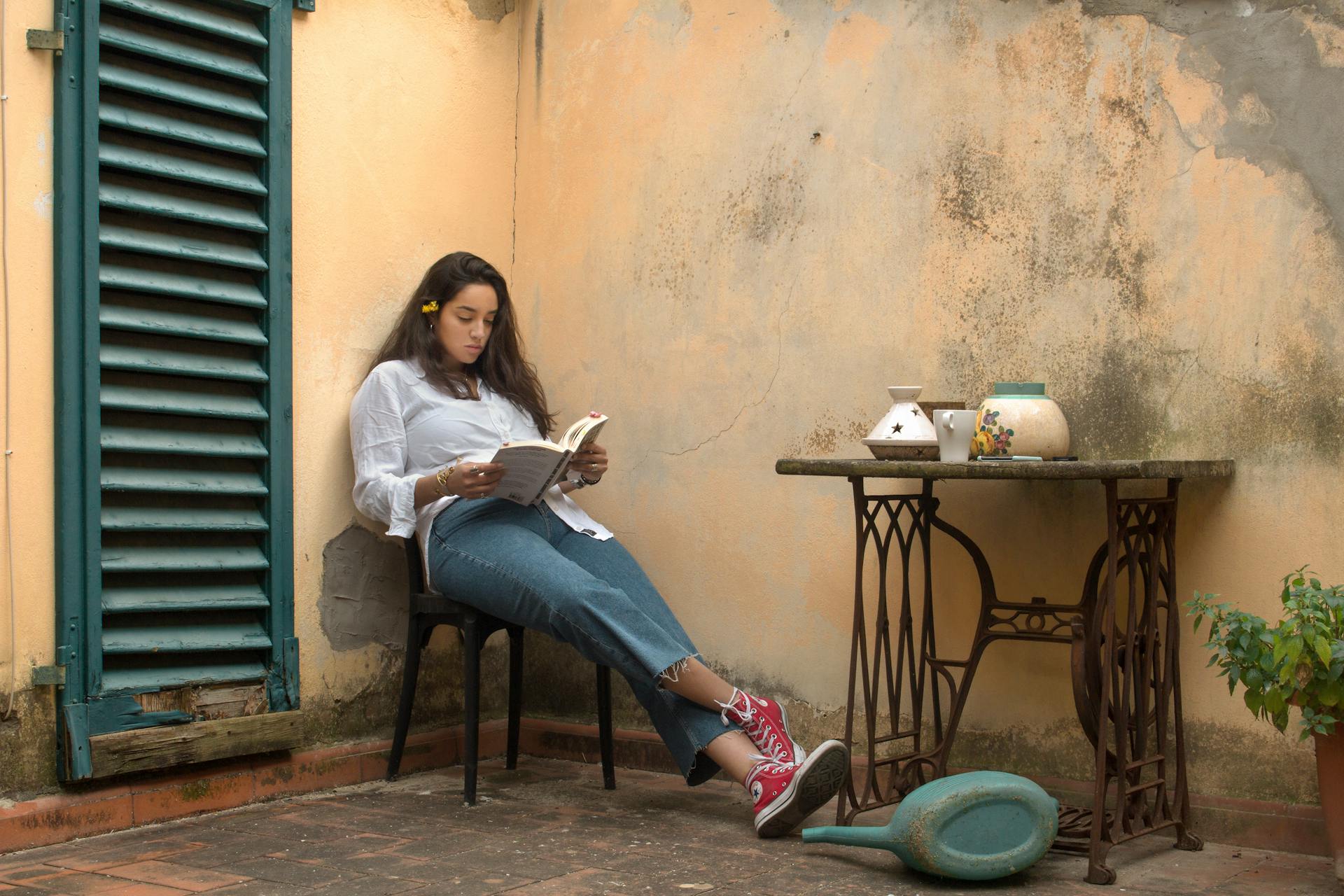 Woman reading a book | Source: Pexels