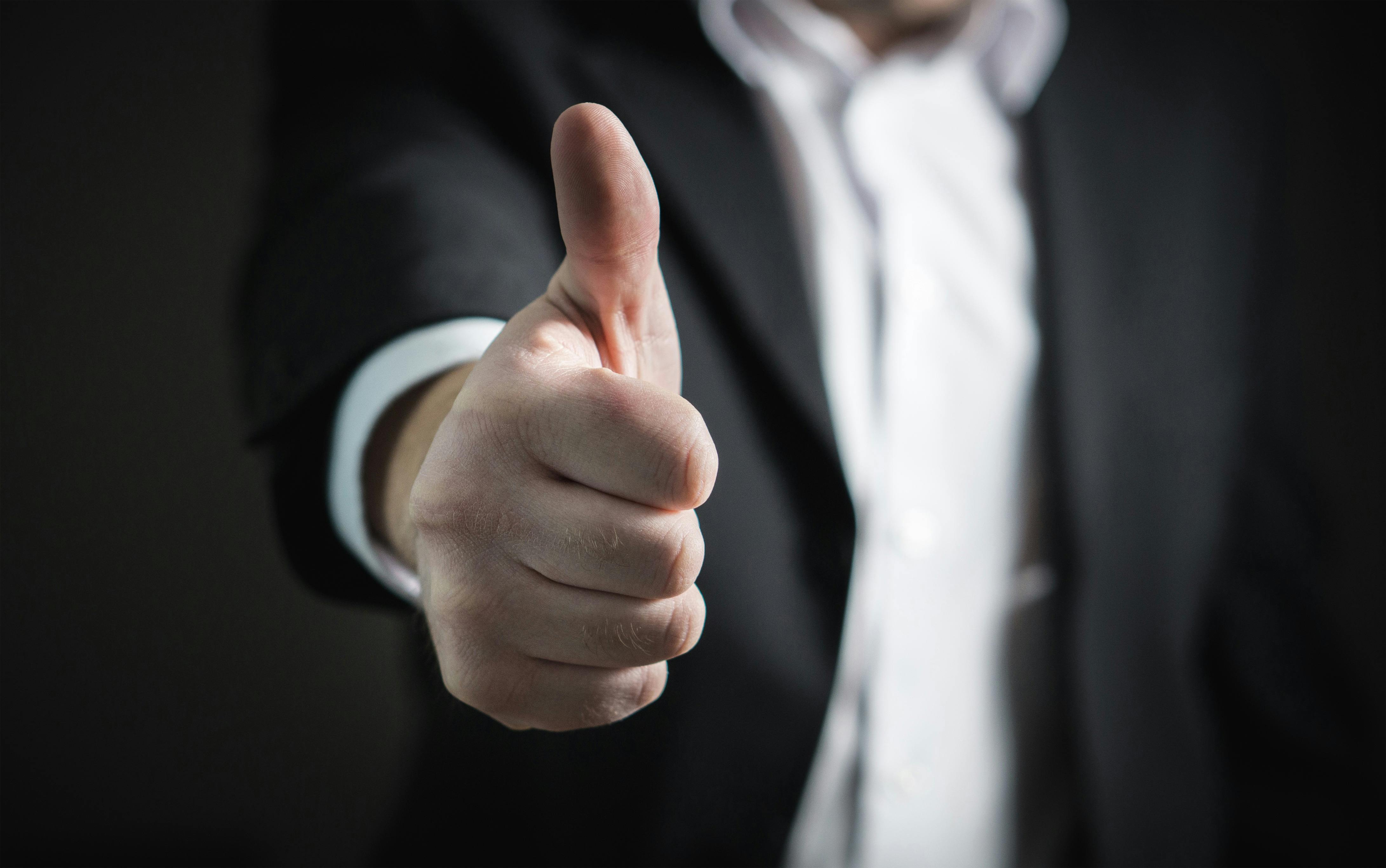 Close-up of medium-sized hands | Source: Pexels