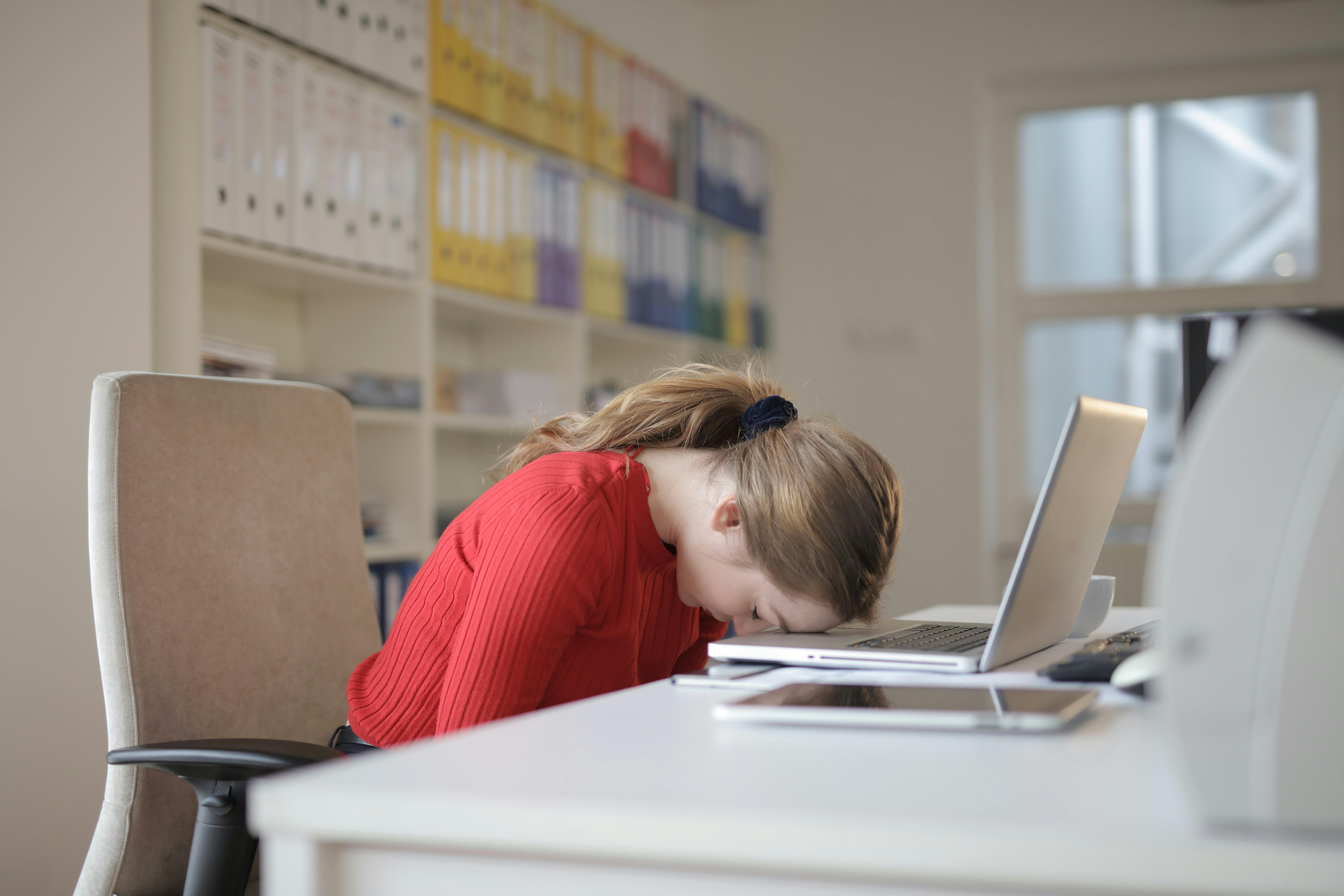 Woman leaning on laptop | Source: Pexels