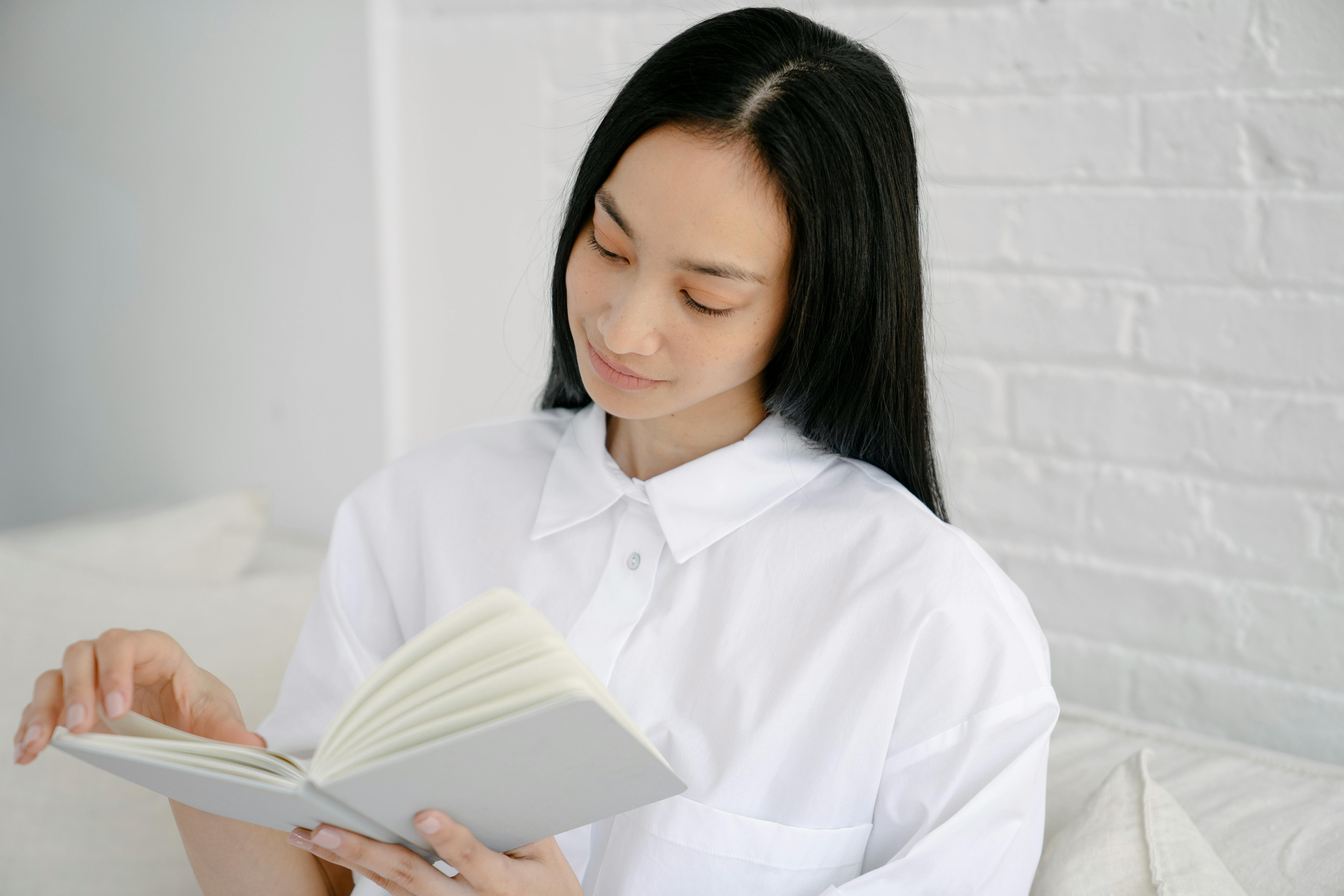 Woman reading a book | Source: Pexels